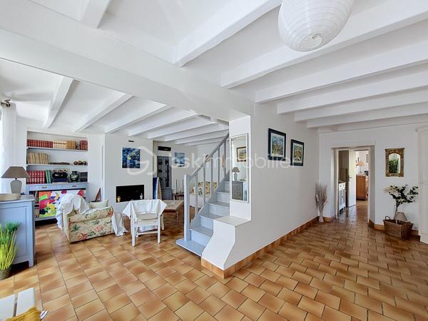 En exclusivité à Saint-Vaast-la-Hougue, à seulement une minute à pied du port, découvrez cette maison en pierre couverte en ardoise, idéalement située dans une rue calme.

Au rez-de-chaussée, une entrée dessert un salon chaleureux avec insert, un dégagement avec placard, un WC, une salle d'eau, une salle à manger, une cuisine ainsi qu'une véranda offrant un espace de vie supplémentaire tourné vers le jardin.

Au premier étage, un palier avec rangements distribue deux chambres et une salle de bain.

Au second étage, deux chambres sous mansarde ainsi qu'une salle d'eau avec WC complètent l'ensemble.

Côté extérieur, vous profiterez d'un jardin clos, sans vis-à-vis, ainsi que d'une dépendance disposant de l'eau et de l'électricité. Un accès latéral indépendant permet également de rejoindre le jardin sans traverser la maison, un véritable atout pour le passage des vélos, du matériel de jardinage ou l'évacuation des déchets verts.

Les atouts de cette propriété :

Emplacement privilégié à proximité immédiate du port
Rue calme
Maison en pierre couverte en ardoise
Huisseries PVC double vitrage
Quatre chambres
Beaux volumes
Véranda
Jardin clos sans vis-à-vis
Dépendance avec eau et électricité
Accès extérieur indépendant sur le côté

Une maison familiale ou une résidence secondaire idéale au cœur de Saint-Vaast-la-Hougue.

Pour plus d'informations ou pour organiser une visite, contactez-moi.