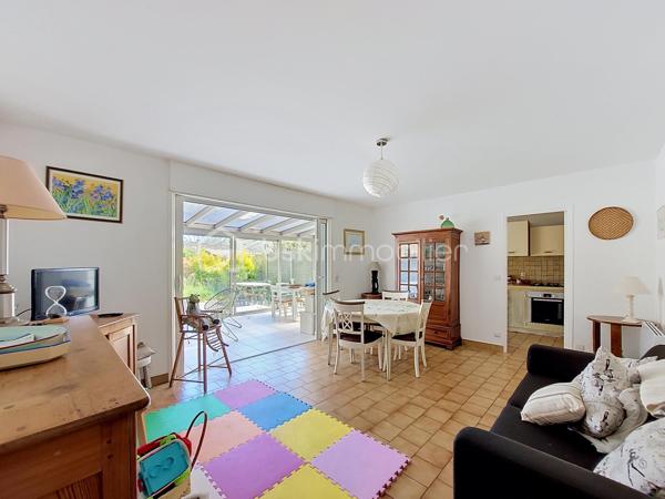 En exclusivité à Saint-Vaast-la-Hougue, à seulement une minute à pied du port, découvrez cette maison en pierre couverte en ardoise, idéalement située dans une rue calme.

Au rez-de-chaussée, une entrée dessert un salon chaleureux avec insert, un dégagement avec placard, un WC, une salle d'eau, une salle à manger, une cuisine ainsi qu'une véranda offrant un espace de vie supplémentaire tourné vers le jardin.

Au premier étage, un palier avec rangements distribue deux chambres et une salle de bain.

Au second étage, deux chambres sous mansarde ainsi qu'une salle d'eau avec WC complètent l'ensemble.

Côté extérieur, vous profiterez d'un jardin clos, sans vis-à-vis, ainsi que d'une dépendance disposant de l'eau et de l'électricité. Un accès latéral indépendant permet également de rejoindre le jardin sans traverser la maison, un véritable atout pour le passage des vélos, du matériel de jardinage ou l'évacuation des déchets verts.

Les atouts de cette propriété :

Emplacement privilégié à proximité immédiate du port
Rue calme
Maison en pierre couverte en ardoise
Huisseries PVC double vitrage
Quatre chambres
Beaux volumes
Véranda
Jardin clos sans vis-à-vis
Dépendance avec eau et électricité
Accès extérieur indépendant sur le côté

Une maison familiale ou une résidence secondaire idéale au cœur de Saint-Vaast-la-Hougue.

Pour plus d'informations ou pour organiser une visite, contactez-moi.
