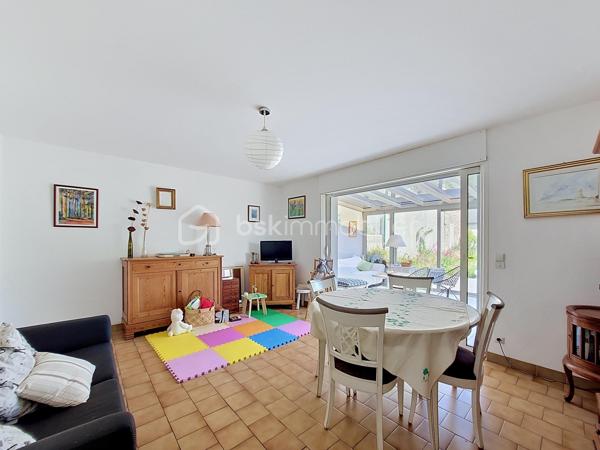 En exclusivité à Saint-Vaast-la-Hougue, à seulement une minute à pied du port, découvrez cette maison en pierre couverte en ardoise, idéalement située dans une rue calme.

Au rez-de-chaussée, une entrée dessert un salon chaleureux avec insert, un dégagement avec placard, un WC, une salle d'eau, une salle à manger, une cuisine ainsi qu'une véranda offrant un espace de vie supplémentaire tourné vers le jardin.

Au premier étage, un palier avec rangements distribue deux chambres et une salle de bain.

Au second étage, deux chambres sous mansarde ainsi qu'une salle d'eau avec WC complètent l'ensemble.

Côté extérieur, vous profiterez d'un jardin clos, sans vis-à-vis, ainsi que d'une dépendance disposant de l'eau et de l'électricité. Un accès latéral indépendant permet également de rejoindre le jardin sans traverser la maison, un véritable atout pour le passage des vélos, du matériel de jardinage ou l'évacuation des déchets verts.

Les atouts de cette propriété :

Emplacement privilégié à proximité immédiate du port
Rue calme
Maison en pierre couverte en ardoise
Huisseries PVC double vitrage
Quatre chambres
Beaux volumes
Véranda
Jardin clos sans vis-à-vis
Dépendance avec eau et électricité
Accès extérieur indépendant sur le côté

Une maison familiale ou une résidence secondaire idéale au cœur de Saint-Vaast-la-Hougue.

Pour plus d'informations ou pour organiser une visite, contactez-moi.
