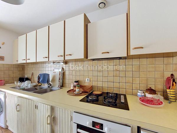 En exclusivité à Saint-Vaast-la-Hougue, à seulement une minute à pied du port, découvrez cette maison en pierre couverte en ardoise, idéalement située dans une rue calme.

Au rez-de-chaussée, une entrée dessert un salon chaleureux avec insert, un dégagement avec placard, un WC, une salle d'eau, une salle à manger, une cuisine ainsi qu'une véranda offrant un espace de vie supplémentaire tourné vers le jardin.

Au premier étage, un palier avec rangements distribue deux chambres et une salle de bain.

Au second étage, deux chambres sous mansarde ainsi qu'une salle d'eau avec WC complètent l'ensemble.

Côté extérieur, vous profiterez d'un jardin clos, sans vis-à-vis, ainsi que d'une dépendance disposant de l'eau et de l'électricité. Un accès latéral indépendant permet également de rejoindre le jardin sans traverser la maison, un véritable atout pour le passage des vélos, du matériel de jardinage ou l'évacuation des déchets verts.

Les atouts de cette propriété :

Emplacement privilégié à proximité immédiate du port
Rue calme
Maison en pierre couverte en ardoise
Huisseries PVC double vitrage
Quatre chambres
Beaux volumes
Véranda
Jardin clos sans vis-à-vis
Dépendance avec eau et électricité
Accès extérieur indépendant sur le côté

Une maison familiale ou une résidence secondaire idéale au cœur de Saint-Vaast-la-Hougue.

Pour plus d'informations ou pour organiser une visite, contactez-moi.