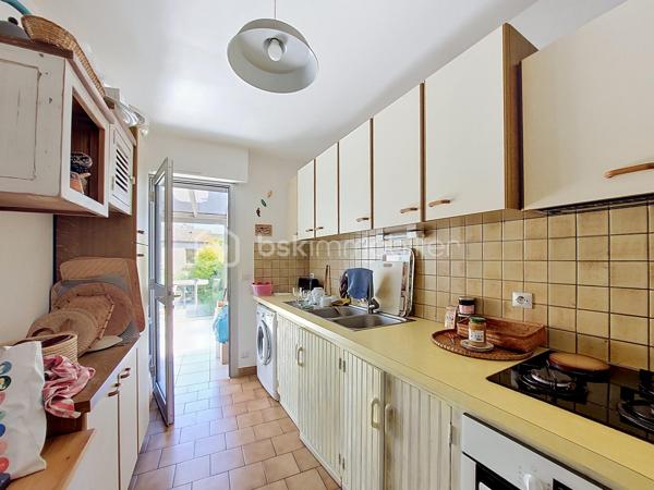 En exclusivité à Saint-Vaast-la-Hougue, à seulement une minute à pied du port, découvrez cette maison en pierre couverte en ardoise, idéalement située dans une rue calme.

Au rez-de-chaussée, une entrée dessert un salon chaleureux avec insert, un dégagement avec placard, un WC, une salle d'eau, une salle à manger, une cuisine ainsi qu'une véranda offrant un espace de vie supplémentaire tourné vers le jardin.

Au premier étage, un palier avec rangements distribue deux chambres et une salle de bain.

Au second étage, deux chambres sous mansarde ainsi qu'une salle d'eau avec WC complètent l'ensemble.

Côté extérieur, vous profiterez d'un jardin clos, sans vis-à-vis, ainsi que d'une dépendance disposant de l'eau et de l'électricité. Un accès latéral indépendant permet également de rejoindre le jardin sans traverser la maison, un véritable atout pour le passage des vélos, du matériel de jardinage ou l'évacuation des déchets verts.

Les atouts de cette propriété :

Emplacement privilégié à proximité immédiate du port
Rue calme
Maison en pierre couverte en ardoise
Huisseries PVC double vitrage
Quatre chambres
Beaux volumes
Véranda
Jardin clos sans vis-à-vis
Dépendance avec eau et électricité
Accès extérieur indépendant sur le côté

Une maison familiale ou une résidence secondaire idéale au cœur de Saint-Vaast-la-Hougue.

Pour plus d'informations ou pour organiser une visite, contactez-moi.