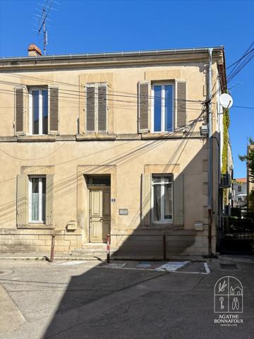 Châteaurenard (13160) Ensemble immobilier bourgeois composé d'un local commercial type T2 et d'un T3 pour 126 m2 avec cour