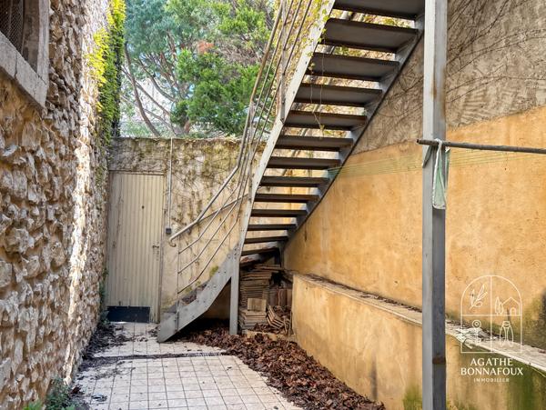 Châteaurenard (13160) Ensemble immobilier bourgeois composé d'un local commercial type T2 et d'un T3 pour 126 m2 avec cour