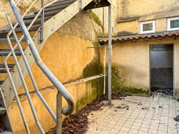 Châteaurenard (13160) Ensemble immobilier bourgeois composé d'un local commercial type T2 et d'un T3 pour 126 m2 avec cour