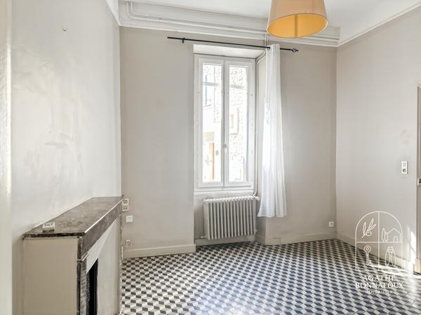 Châteaurenard (13160) Ensemble immobilier bourgeois composé d'un local commercial type T2 et d'un T3 pour 126 m2 avec cour