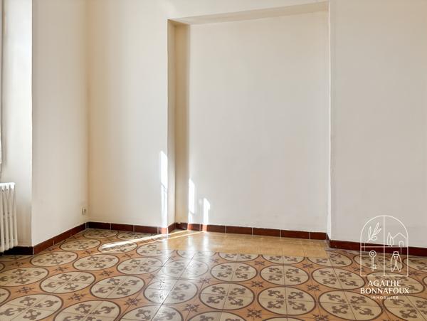Châteaurenard (13160) Ensemble immobilier bourgeois composé d'un local commercial type T2 et d'un T3 pour 126 m2 avec cour