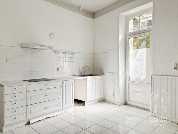 Châteaurenard (13160) Ensemble immobilier bourgeois composé d'un local commercial type T2 et d'un T3 pour 126 m2 avec cour