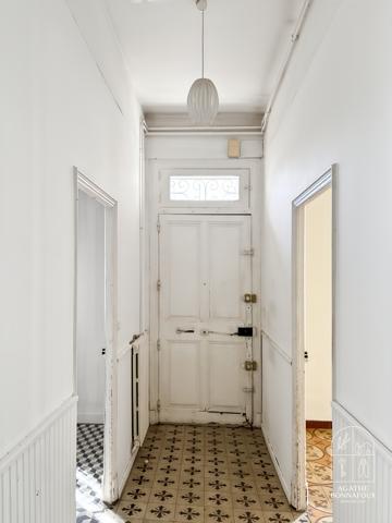 Châteaurenard (13160) Ensemble immobilier bourgeois composé d'un local commercial type T2 et d'un T3 pour 126 m2 avec cour