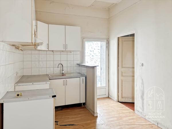 Châteaurenard (13160) Ensemble immobilier bourgeois composé d'un local commercial type T2 et d'un T3 pour 126 m2 avec cour