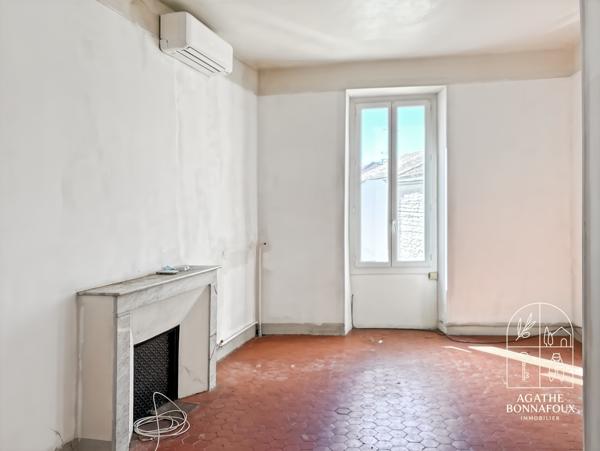 Châteaurenard (13160) Ensemble immobilier bourgeois composé d'un local commercial type T2 et d'un T3 pour 126 m2 avec cour