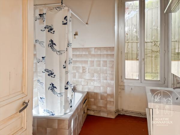 Châteaurenard (13160) Ensemble immobilier bourgeois composé d'un local commercial type T2 et d'un T3 pour 126 m2 avec cour