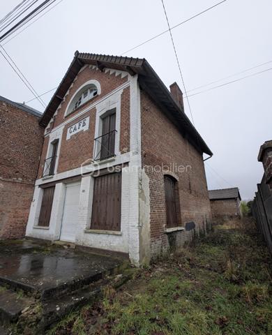 🏛 Maison de Maître, Ancien café à fort potentiel secteur Péronne.

Amateurs de cachet, de volumes et de projets sur mesure, ce bien rare est fait pour vous ✨

Située à Péronne, cette maison de maître, ancien café, développe environ 180 m² répartis sur 3 niveaux, à entièrement rénover. Un bien offrant de multiples possibilités d’agencement.

🔨 Travaux à prévoir : tout est à reprendre, idéal pour un projet personnalisé.

📐 Surface et volumes :
Rez-de-chaussée : 70,50 m²
1er étage : 55 m²
2e étage : 55 m²
💡 Nombreuses possibilités :
Création de plusieurs appartements
Grande maison familiale
Chambres / colocation / chambres d’hôtes
Projet mixte habitation + locatif

🏠 Dépendances et annexes :
Seconde habitation indépendante de 30 m² à rénover
Garage de 21 m²
Pièce de stockage de 20 m²
🌳 Parcelle de 376 m²

💰 Prix : 59 000 € FAI

✨ Les + :
Cachet de l’ancien
Très fort potentiel après rénovation
Multiples projets possibles
Secteur Péronne

📞 À visiter sans tarder, opportunité rare à ce prix !
Contactez-moi pour plus d’informations ou organiser une visite.