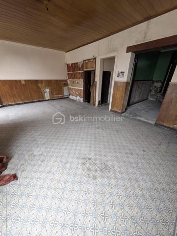 🏛 Maison de Maître, Ancien café à fort potentiel secteur Péronne.

Amateurs de cachet, de volumes et de projets sur mesure, ce bien rare est fait pour vous ✨

Située à Péronne, cette maison de maître, ancien café, développe environ 180 m² répartis sur 3 niveaux, à entièrement rénover. Un bien offrant de multiples possibilités d’agencement.

🔨 Travaux à prévoir : tout est à reprendre, idéal pour un projet personnalisé.

📐 Surface et volumes :
Rez-de-chaussée : 70,50 m²
1er étage : 55 m²
2e étage : 55 m²
💡 Nombreuses possibilités :
Création de plusieurs appartements
Grande maison familiale
Chambres / colocation / chambres d’hôtes
Projet mixte habitation + locatif

🏠 Dépendances et annexes :
Seconde habitation indépendante de 30 m² à rénover
Garage de 21 m²
Pièce de stockage de 20 m²
🌳 Parcelle de 376 m²

💰 Prix : 59 000 € FAI

✨ Les + :
Cachet de l’ancien
Très fort potentiel après rénovation
Multiples projets possibles
Secteur Péronne

📞 À visiter sans tarder, opportunité rare à ce prix !
Contactez-moi pour plus d’informations ou organiser une visite.