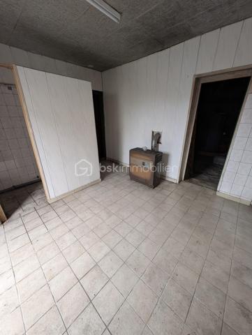 🏛 Maison de Maître, Ancien café à fort potentiel secteur Péronne.

Amateurs de cachet, de volumes et de projets sur mesure, ce bien rare est fait pour vous ✨

Située à Péronne, cette maison de maître, ancien café, développe environ 180 m² répartis sur 3 niveaux, à entièrement rénover. Un bien offrant de multiples possibilités d’agencement.

🔨 Travaux à prévoir : tout est à reprendre, idéal pour un projet personnalisé.

📐 Surface et volumes :
Rez-de-chaussée : 70,50 m²
1er étage : 55 m²
2e étage : 55 m²
💡 Nombreuses possibilités :
Création de plusieurs appartements
Grande maison familiale
Chambres / colocation / chambres d’hôtes
Projet mixte habitation + locatif

🏠 Dépendances et annexes :
Seconde habitation indépendante de 30 m² à rénover
Garage de 21 m²
Pièce de stockage de 20 m²
🌳 Parcelle de 376 m²

💰 Prix : 59 000 € FAI

✨ Les + :
Cachet de l’ancien
Très fort potentiel après rénovation
Multiples projets possibles
Secteur Péronne

📞 À visiter sans tarder, opportunité rare à ce prix !
Contactez-moi pour plus d’informations ou organiser une visite.