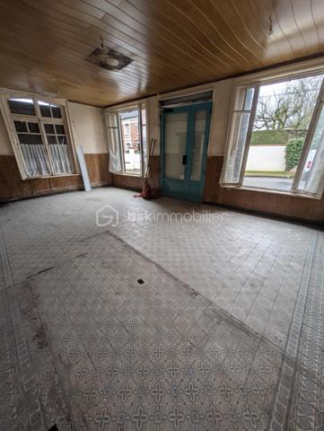 🏛 Maison de Maître, Ancien café à fort potentiel secteur Péronne.

Amateurs de cachet, de volumes et de projets sur mesure, ce bien rare est fait pour vous ✨

Située à Péronne, cette maison de maître, ancien café, développe environ 180 m² répartis sur 3 niveaux, à entièrement rénover. Un bien offrant de multiples possibilités d’agencement.

🔨 Travaux à prévoir : tout est à reprendre, idéal pour un projet personnalisé.

📐 Surface et volumes :
Rez-de-chaussée : 70,50 m²
1er étage : 55 m²
2e étage : 55 m²
💡 Nombreuses possibilités :
Création de plusieurs appartements
Grande maison familiale
Chambres / colocation / chambres d’hôtes
Projet mixte habitation + locatif

🏠 Dépendances et annexes :
Seconde habitation indépendante de 30 m² à rénover
Garage de 21 m²
Pièce de stockage de 20 m²
🌳 Parcelle de 376 m²

💰 Prix : 59 000 € FAI

✨ Les + :
Cachet de l’ancien
Très fort potentiel après rénovation
Multiples projets possibles
Secteur Péronne

📞 À visiter sans tarder, opportunité rare à ce prix !
Contactez-moi pour plus d’informations ou organiser une visite.