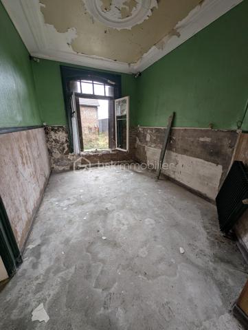 🏛 Maison de Maître, Ancien café à fort potentiel secteur Péronne.

Amateurs de cachet, de volumes et de projets sur mesure, ce bien rare est fait pour vous ✨

Située à Péronne, cette maison de maître, ancien café, développe environ 180 m² répartis sur 3 niveaux, à entièrement rénover. Un bien offrant de multiples possibilités d’agencement.

🔨 Travaux à prévoir : tout est à reprendre, idéal pour un projet personnalisé.

📐 Surface et volumes :
Rez-de-chaussée : 70,50 m²
1er étage : 55 m²
2e étage : 55 m²
💡 Nombreuses possibilités :
Création de plusieurs appartements
Grande maison familiale
Chambres / colocation / chambres d’hôtes
Projet mixte habitation + locatif

🏠 Dépendances et annexes :
Seconde habitation indépendante de 30 m² à rénover
Garage de 21 m²
Pièce de stockage de 20 m²
🌳 Parcelle de 376 m²

💰 Prix : 59 000 € FAI

✨ Les + :
Cachet de l’ancien
Très fort potentiel après rénovation
Multiples projets possibles
Secteur Péronne

📞 À visiter sans tarder, opportunité rare à ce prix !
Contactez-moi pour plus d’informations ou organiser une visite.