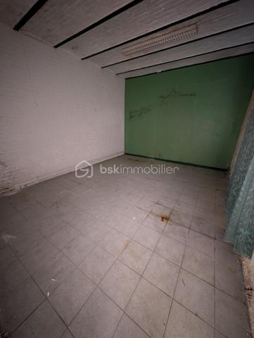 🏛 Maison de Maître, Ancien café à fort potentiel secteur Péronne.

Amateurs de cachet, de volumes et de projets sur mesure, ce bien rare est fait pour vous ✨

Située à Péronne, cette maison de maître, ancien café, développe environ 180 m² répartis sur 3 niveaux, à entièrement rénover. Un bien offrant de multiples possibilités d’agencement.

🔨 Travaux à prévoir : tout est à reprendre, idéal pour un projet personnalisé.

📐 Surface et volumes :
Rez-de-chaussée : 70,50 m²
1er étage : 55 m²
2e étage : 55 m²
💡 Nombreuses possibilités :
Création de plusieurs appartements
Grande maison familiale
Chambres / colocation / chambres d’hôtes
Projet mixte habitation + locatif

🏠 Dépendances et annexes :
Seconde habitation indépendante de 30 m² à rénover
Garage de 21 m²
Pièce de stockage de 20 m²
🌳 Parcelle de 376 m²

💰 Prix : 59 000 € FAI

✨ Les + :
Cachet de l’ancien
Très fort potentiel après rénovation
Multiples projets possibles
Secteur Péronne

📞 À visiter sans tarder, opportunité rare à ce prix !
Contactez-moi pour plus d’informations ou organiser une visite.