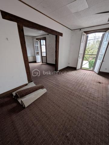 🏛 Maison de Maître, Ancien café à fort potentiel secteur Péronne.

Amateurs de cachet, de volumes et de projets sur mesure, ce bien rare est fait pour vous ✨

Située à Péronne, cette maison de maître, ancien café, développe environ 180 m² répartis sur 3 niveaux, à entièrement rénover. Un bien offrant de multiples possibilités d’agencement.

🔨 Travaux à prévoir : tout est à reprendre, idéal pour un projet personnalisé.

📐 Surface et volumes :
Rez-de-chaussée : 70,50 m²
1er étage : 55 m²
2e étage : 55 m²
💡 Nombreuses possibilités :
Création de plusieurs appartements
Grande maison familiale
Chambres / colocation / chambres d’hôtes
Projet mixte habitation + locatif

🏠 Dépendances et annexes :
Seconde habitation indépendante de 30 m² à rénover
Garage de 21 m²
Pièce de stockage de 20 m²
🌳 Parcelle de 376 m²

💰 Prix : 59 000 € FAI

✨ Les + :
Cachet de l’ancien
Très fort potentiel après rénovation
Multiples projets possibles
Secteur Péronne

📞 À visiter sans tarder, opportunité rare à ce prix !
Contactez-moi pour plus d’informations ou organiser une visite.