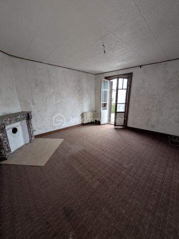 🏛 Maison de Maître, Ancien café à fort potentiel secteur Péronne.

Amateurs de cachet, de volumes et de projets sur mesure, ce bien rare est fait pour vous ✨

Située à Péronne, cette maison de maître, ancien café, développe environ 180 m² répartis sur 3 niveaux, à entièrement rénover. Un bien offrant de multiples possibilités d’agencement.

🔨 Travaux à prévoir : tout est à reprendre, idéal pour un projet personnalisé.

📐 Surface et volumes :
Rez-de-chaussée : 70,50 m²
1er étage : 55 m²
2e étage : 55 m²
💡 Nombreuses possibilités :
Création de plusieurs appartements
Grande maison familiale
Chambres / colocation / chambres d’hôtes
Projet mixte habitation + locatif

🏠 Dépendances et annexes :
Seconde habitation indépendante de 30 m² à rénover
Garage de 21 m²
Pièce de stockage de 20 m²
🌳 Parcelle de 376 m²

💰 Prix : 59 000 € FAI

✨ Les + :
Cachet de l’ancien
Très fort potentiel après rénovation
Multiples projets possibles
Secteur Péronne

📞 À visiter sans tarder, opportunité rare à ce prix !
Contactez-moi pour plus d’informations ou organiser une visite.