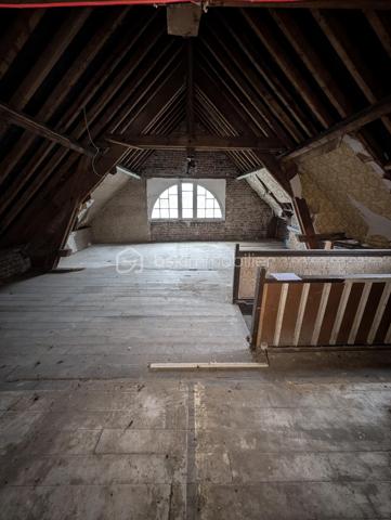 🏛 Maison de Maître, Ancien café à fort potentiel secteur Péronne.

Amateurs de cachet, de volumes et de projets sur mesure, ce bien rare est fait pour vous ✨

Située à Péronne, cette maison de maître, ancien café, développe environ 180 m² répartis sur 3 niveaux, à entièrement rénover. Un bien offrant de multiples possibilités d’agencement.

🔨 Travaux à prévoir : tout est à reprendre, idéal pour un projet personnalisé.

📐 Surface et volumes :
Rez-de-chaussée : 70,50 m²
1er étage : 55 m²
2e étage : 55 m²
💡 Nombreuses possibilités :
Création de plusieurs appartements
Grande maison familiale
Chambres / colocation / chambres d’hôtes
Projet mixte habitation + locatif

🏠 Dépendances et annexes :
Seconde habitation indépendante de 30 m² à rénover
Garage de 21 m²
Pièce de stockage de 20 m²
🌳 Parcelle de 376 m²

💰 Prix : 59 000 € FAI

✨ Les + :
Cachet de l’ancien
Très fort potentiel après rénovation
Multiples projets possibles
Secteur Péronne

📞 À visiter sans tarder, opportunité rare à ce prix !
Contactez-moi pour plus d’informations ou organiser une visite.