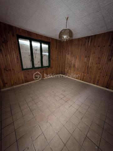 🏛 Maison de Maître, Ancien café à fort potentiel secteur Péronne.

Amateurs de cachet, de volumes et de projets sur mesure, ce bien rare est fait pour vous ✨

Située à Péronne, cette maison de maître, ancien café, développe environ 180 m² répartis sur 3 niveaux, à entièrement rénover. Un bien offrant de multiples possibilités d’agencement.

🔨 Travaux à prévoir : tout est à reprendre, idéal pour un projet personnalisé.

📐 Surface et volumes :
Rez-de-chaussée : 70,50 m²
1er étage : 55 m²
2e étage : 55 m²
💡 Nombreuses possibilités :
Création de plusieurs appartements
Grande maison familiale
Chambres / colocation / chambres d’hôtes
Projet mixte habitation + locatif

🏠 Dépendances et annexes :
Seconde habitation indépendante de 30 m² à rénover
Garage de 21 m²
Pièce de stockage de 20 m²
🌳 Parcelle de 376 m²

💰 Prix : 59 000 € FAI

✨ Les + :
Cachet de l’ancien
Très fort potentiel après rénovation
Multiples projets possibles
Secteur Péronne

📞 À visiter sans tarder, opportunité rare à ce prix !
Contactez-moi pour plus d’informations ou organiser une visite.