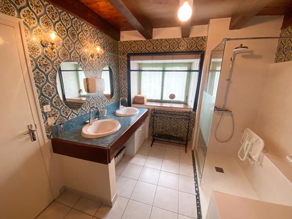 PLOEREN aux portes de Vannes, Ensemble immobilier en pierres  longère 248M2 et bâtisse de150M2 sur 1500 M2 de terrain