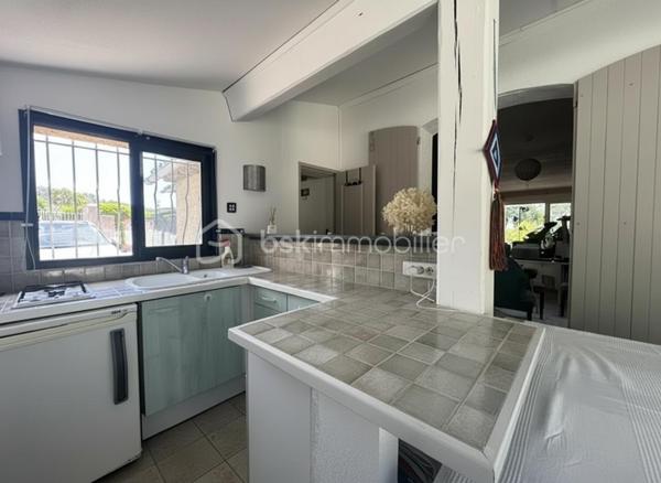 Située au sein d’un domaine calme et sécurisé, cette agréable maison traditionnelle de plain-pied construite en 1992 saura vous séduire par ses beaux volumes, son environnement privilégié et son exposition idéale offrant une belle luminosité tout au long de la journée.

La maison développe une surface habitable de 172 m², complétée par une agréable véranda utilisable hiver comme été, permettant de bénéficier d’une surface totale de 186 m².

Elle est implantée sur un magnifique terrain arboré et parfaitement entretenu de 2 046 m², entièrement clôturé et équipé d’un portail motorisé.

La maison principale se compose d’un vaste et lumineux séjour de 66,15 m² agrémenté d’une belle cheminée et d’une climatisation réversible, idéal pour recevoir et partager des moments conviviaux. Vous y trouverez également une cuisine indépendante ainsi qu’un cellier avec accès direct au garage.

L’espace nuit offre deux chambres confortables :

une suite avec salle de bain et dressing,
une seconde chambre disposant de sa propre salle d’eau.

La chambre principale bénéficie également d’un accès direct à une belle terrasse, parfaite pour profiter des extérieurs en toute tranquillité.

La propriété est également équipée d’un système d’alarme, elle est raccordée au tout-à-l’égout.

Un studio indépendant de 21,15 m² complète ce bien, idéal pour générer un revenu locatif complémentaire, accueillir famille et amis ou créer un espace de travail indépendant. Celui-ci bénéficie de sa propre terrasse privative, permettant de préserver une intimité totale pour ses occupants.

La véranda constitue une véritable pièce de vie supplémentaire, agréable et lumineuse en toute saison.

À l’extérieur, vous profiterez d’un superbe jardin paysager, d’une piscine idéale pour les journées ensoleillées ainsi que d’un terrain de pétanque pour partager d’agréables moments en famille ou entre amis.

Vous apprécierez également la proximité du prestigieux golf des Terres Blanches, de l’aérodrome ainsi que des commerces, offrant un cadre de vie aussi pratique qu’agréable.

Charges mensuelle : 90 euros
Taxe Foncière : 2510 euros
Prix : 690 000 € FAI
Honoraires à la charge du vendeur.