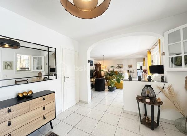 Située au sein d’un domaine calme et sécurisé, cette agréable maison traditionnelle de plain-pied construite en 1992 saura vous séduire par ses beaux volumes, son environnement privilégié et son exposition idéale offrant une belle luminosité tout au long de la journée.

La maison développe une surface habitable de 172 m², complétée par une agréable véranda utilisable hiver comme été, permettant de bénéficier d’une surface totale de 186 m².

Elle est implantée sur un magnifique terrain arboré et parfaitement entretenu de 2 046 m², entièrement clôturé et équipé d’un portail motorisé.

La maison principale se compose d’un vaste et lumineux séjour de 66,15 m² agrémenté d’une belle cheminée et d’une climatisation réversible, idéal pour recevoir et partager des moments conviviaux. Vous y trouverez également une cuisine indépendante ainsi qu’un cellier avec accès direct au garage.

L’espace nuit offre deux chambres confortables :

une suite avec salle de bain et dressing,
une seconde chambre disposant de sa propre salle d’eau.

La chambre principale bénéficie également d’un accès direct à une belle terrasse, parfaite pour profiter des extérieurs en toute tranquillité.

La propriété est également équipée d’un système d’alarme, elle est raccordée au tout-à-l’égout.

Un studio indépendant de 21,15 m² complète ce bien, idéal pour générer un revenu locatif complémentaire, accueillir famille et amis ou créer un espace de travail indépendant. Celui-ci bénéficie de sa propre terrasse privative, permettant de préserver une intimité totale pour ses occupants.

La véranda constitue une véritable pièce de vie supplémentaire, agréable et lumineuse en toute saison.

À l’extérieur, vous profiterez d’un superbe jardin paysager, d’une piscine idéale pour les journées ensoleillées ainsi que d’un terrain de pétanque pour partager d’agréables moments en famille ou entre amis.

Vous apprécierez également la proximité du prestigieux golf des Terres Blanches, de l’aérodrome ainsi que des commerces, offrant un cadre de vie aussi pratique qu’agréable.

Charges mensuelle : 90 euros
Taxe Foncière : 2510 euros
Prix : 690 000 € FAI
Honoraires à la charge du vendeur.