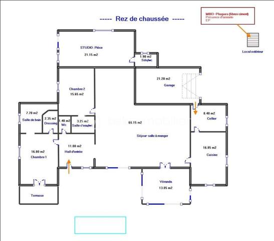 Située au sein d’un domaine calme et sécurisé, cette agréable maison traditionnelle de plain-pied construite en 1992 saura vous séduire par ses beaux volumes, son environnement privilégié et son exposition idéale offrant une belle luminosité tout au long de la journée.

La maison développe une surface habitable de 172 m², complétée par une agréable véranda utilisable hiver comme été, permettant de bénéficier d’une surface totale de 186 m².

Elle est implantée sur un magnifique terrain arboré et parfaitement entretenu de 2 046 m², entièrement clôturé et équipé d’un portail motorisé.

La maison principale se compose d’un vaste et lumineux séjour de 66,15 m² agrémenté d’une belle cheminée et d’une climatisation réversible, idéal pour recevoir et partager des moments conviviaux. Vous y trouverez également une cuisine indépendante ainsi qu’un cellier avec accès direct au garage.

L’espace nuit offre deux chambres confortables :

une suite avec salle de bain et dressing,
une seconde chambre disposant de sa propre salle d’eau.

La chambre principale bénéficie également d’un accès direct à une belle terrasse, parfaite pour profiter des extérieurs en toute tranquillité.

La propriété est également équipée d’un système d’alarme, elle est raccordée au tout-à-l’égout.

Un studio indépendant de 21,15 m² complète ce bien, idéal pour générer un revenu locatif complémentaire, accueillir famille et amis ou créer un espace de travail indépendant. Celui-ci bénéficie de sa propre terrasse privative, permettant de préserver une intimité totale pour ses occupants.

La véranda constitue une véritable pièce de vie supplémentaire, agréable et lumineuse en toute saison.

À l’extérieur, vous profiterez d’un superbe jardin paysager, d’une piscine idéale pour les journées ensoleillées ainsi que d’un terrain de pétanque pour partager d’agréables moments en famille ou entre amis.

Vous apprécierez également la proximité du prestigieux golf des Terres Blanches, de l’aérodrome ainsi que des commerces, offrant un cadre de vie aussi pratique qu’agréable.

Charges mensuelle : 90 euros
Taxe Foncière : 2510 euros
Prix : 690 000 € FAI
Honoraires à la charge du vendeur.