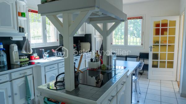 Située au sein d’un domaine calme et sécurisé, cette agréable maison traditionnelle de plain-pied construite en 1992 saura vous séduire par ses beaux volumes, son environnement privilégié et son exposition idéale offrant une belle luminosité tout au long de la journée.

La maison développe une surface habitable de 172 m², complétée par une agréable véranda utilisable hiver comme été, permettant de bénéficier d’une surface totale de 186 m².

Elle est implantée sur un magnifique terrain arboré et parfaitement entretenu de 2 046 m², entièrement clôturé et équipé d’un portail motorisé.

La maison principale se compose d’un vaste et lumineux séjour de 66,15 m² agrémenté d’une belle cheminée et d’une climatisation réversible, idéal pour recevoir et partager des moments conviviaux. Vous y trouverez également une cuisine indépendante ainsi qu’un cellier avec accès direct au garage.

L’espace nuit offre deux chambres confortables :

une suite avec salle de bain et dressing,
une seconde chambre disposant de sa propre salle d’eau.

La chambre principale bénéficie également d’un accès direct à une belle terrasse, parfaite pour profiter des extérieurs en toute tranquillité.

La propriété est également équipée d’un système d’alarme, elle est raccordée au tout-à-l’égout.

Un studio indépendant de 21,15 m² complète ce bien, idéal pour générer un revenu locatif complémentaire, accueillir famille et amis ou créer un espace de travail indépendant. Celui-ci bénéficie de sa propre terrasse privative, permettant de préserver une intimité totale pour ses occupants.

La véranda constitue une véritable pièce de vie supplémentaire, agréable et lumineuse en toute saison.

À l’extérieur, vous profiterez d’un superbe jardin paysager, d’une piscine idéale pour les journées ensoleillées ainsi que d’un terrain de pétanque pour partager d’agréables moments en famille ou entre amis.

Vous apprécierez également la proximité du prestigieux golf des Terres Blanches, de l’aérodrome ainsi que des commerces, offrant un cadre de vie aussi pratique qu’agréable.

Charges mensuelle : 90 euros
Taxe Foncière : 2510 euros
Prix : 690 000 € FAI
Honoraires à la charge du vendeur.