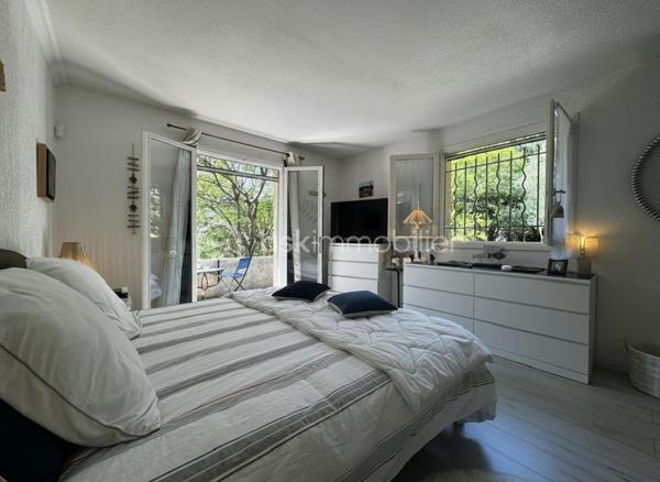 Située au sein d’un domaine calme et sécurisé, cette agréable maison traditionnelle de plain-pied construite en 1992 saura vous séduire par ses beaux volumes, son environnement privilégié et son exposition idéale offrant une belle luminosité tout au long de la journée.

La maison développe une surface habitable de 172 m², complétée par une agréable véranda utilisable hiver comme été, permettant de bénéficier d’une surface totale de 186 m².

Elle est implantée sur un magnifique terrain arboré et parfaitement entretenu de 2 046 m², entièrement clôturé et équipé d’un portail motorisé.

La maison principale se compose d’un vaste et lumineux séjour de 66,15 m² agrémenté d’une belle cheminée et d’une climatisation réversible, idéal pour recevoir et partager des moments conviviaux. Vous y trouverez également une cuisine indépendante ainsi qu’un cellier avec accès direct au garage.

L’espace nuit offre deux chambres confortables :

une suite avec salle de bain et dressing,
une seconde chambre disposant de sa propre salle d’eau.

La chambre principale bénéficie également d’un accès direct à une belle terrasse, parfaite pour profiter des extérieurs en toute tranquillité.

La propriété est également équipée d’un système d’alarme, elle est raccordée au tout-à-l’égout.

Un studio indépendant de 21,15 m² complète ce bien, idéal pour générer un revenu locatif complémentaire, accueillir famille et amis ou créer un espace de travail indépendant. Celui-ci bénéficie de sa propre terrasse privative, permettant de préserver une intimité totale pour ses occupants.

La véranda constitue une véritable pièce de vie supplémentaire, agréable et lumineuse en toute saison.

À l’extérieur, vous profiterez d’un superbe jardin paysager, d’une piscine idéale pour les journées ensoleillées ainsi que d’un terrain de pétanque pour partager d’agréables moments en famille ou entre amis.

Vous apprécierez également la proximité du prestigieux golf des Terres Blanches, de l’aérodrome ainsi que des commerces, offrant un cadre de vie aussi pratique qu’agréable.

Charges mensuelle : 90 euros
Taxe Foncière : 2510 euros
Prix : 690 000 € FAI
Honoraires à la charge du vendeur.
