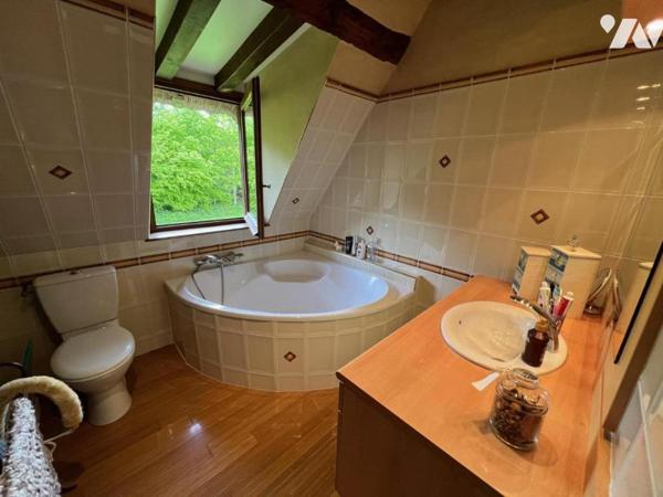 Entre Orbec et Livarot belle propriété composée de plusieurs maisons bel environnement