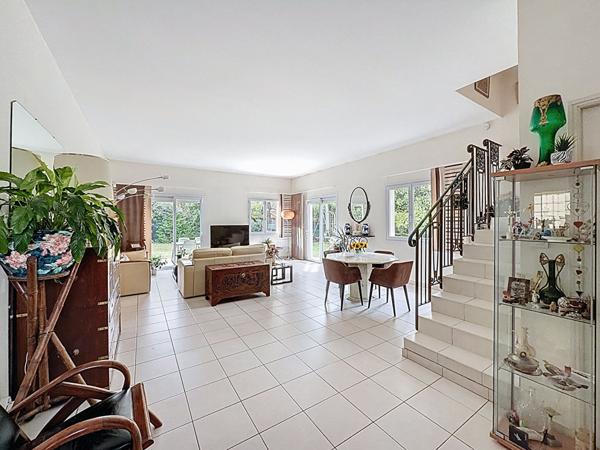 Maison centre ville de Meaux vivable de plain pied - 5 chambres dont une suite parentale au RDC - jardin de 710 m2 - garage et stationnement.