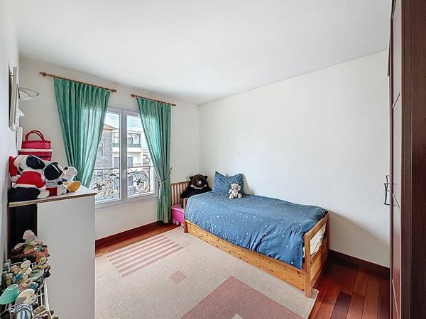 Maison centre ville de Meaux vivable de plain pied - 5 chambres dont une suite parentale au RDC - jardin de 710 m2 - garage et stationnement.