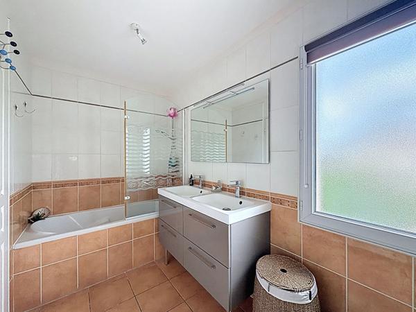 Maison centre ville de Meaux vivable de plain pied - 5 chambres dont une suite parentale au RDC - jardin de 710 m2 - garage et stationnement.