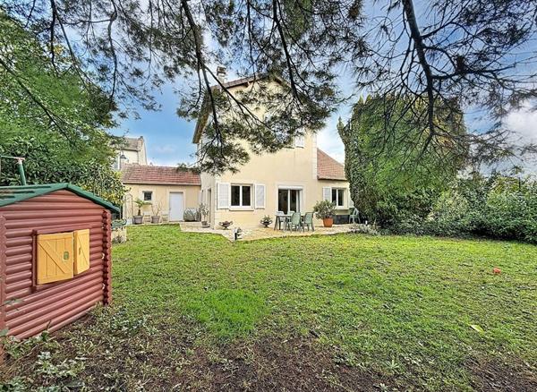 Maison centre ville de Meaux vivable de plain pied - 5 chambres dont une suite parentale au RDC - jardin de 710 m2 - garage et stationnement.