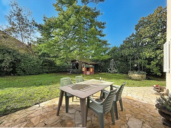 Maison centre ville de Meaux vivable de plain pied - 5 chambres dont une suite parentale au RDC - jardin de 710 m2 - garage et stationnement.