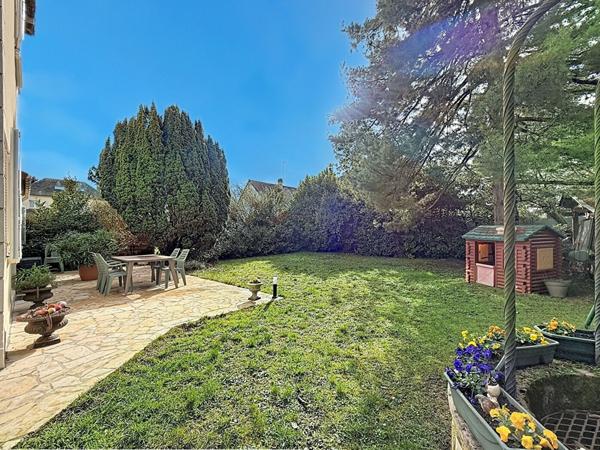 Maison centre ville de Meaux vivable de plain pied - 5 chambres dont une suite parentale au RDC - jardin de 710 m2 - garage et stationnement.