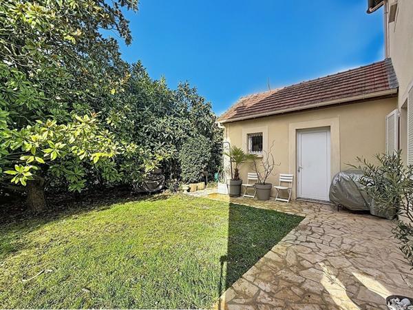 Maison centre ville de Meaux vivable de plain pied - 5 chambres dont une suite parentale au RDC - jardin de 710 m2 - garage et stationnement.