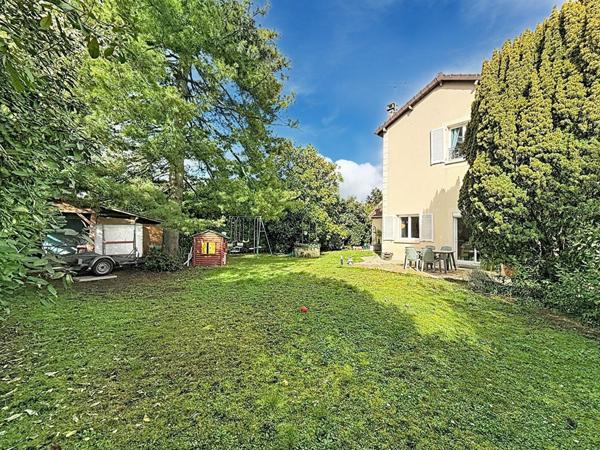 Maison centre ville de Meaux vivable de plain pied - 5 chambres dont une suite parentale au RDC - jardin de 710 m2 - garage et stationnement.