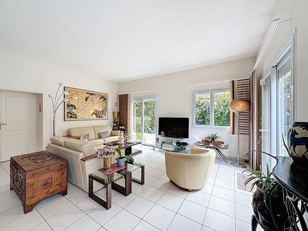 Maison centre ville de Meaux vivable de plain pied - 5 chambres dont une suite parentale au RDC - jardin de 710 m2 - garage et stationnement.