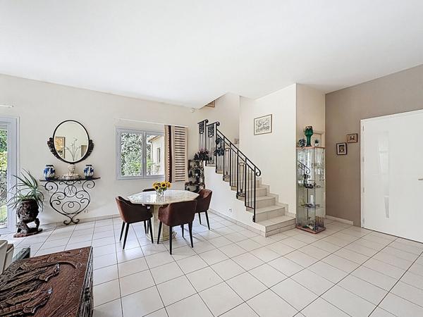 Maison centre ville de Meaux vivable de plain pied - 5 chambres dont une suite parentale au RDC - jardin de 710 m2 - garage et stationnement.