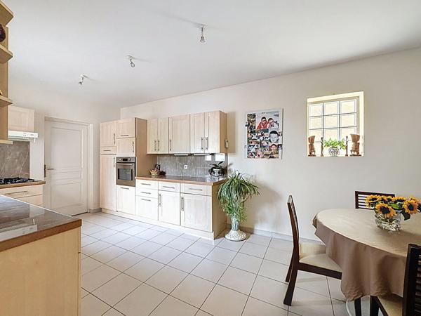 Maison centre ville de Meaux vivable de plain pied - 5 chambres dont une suite parentale au RDC - jardin de 710 m2 - garage et stationnement.