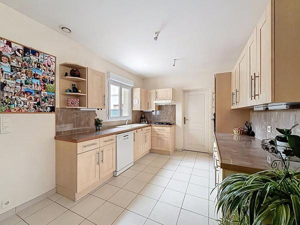 Maison centre ville de Meaux vivable de plain pied - 5 chambres dont une suite parentale au RDC - jardin de 710 m2 - garage et stationnement.