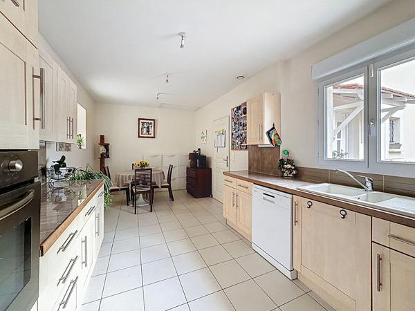 Maison centre ville de Meaux vivable de plain pied - 5 chambres dont une suite parentale au RDC - jardin de 710 m2 - garage et stationnement.