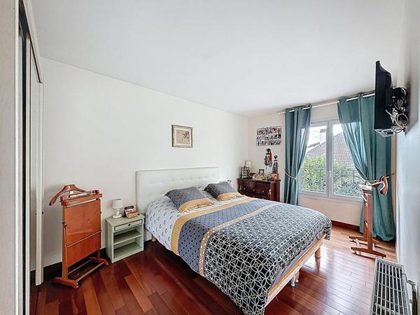 Maison centre ville de Meaux vivable de plain pied - 5 chambres dont une suite parentale au RDC - jardin de 710 m2 - garage et stationnement.