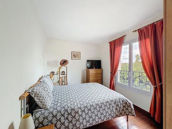 Maison centre ville de Meaux vivable de plain pied - 5 chambres dont une suite parentale au RDC - jardin de 710 m2 - garage et stationnement.