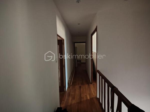 En exclusivité,
À découvrir sur la commune de Paizay-Naudouin, dans un environnement calme et agréable, cette maison familiale entièrement rénovée à l’intérieur offre de beaux volumes et un cadre de vie confortable. 

Caractéristiques principales :
Surface habitable : 150 m²
Terrain clos : 388 m²
8 pièces dont 5 chambres

🏠 Agencement :
Au rez-de-chaussée :

Une cuisine équipée récente (2025)
Un salon / séjour lumineux
Un WC indépendant
Une salle de jeux (ou chambre selon vos besoins)
Un cellier

À l’étage :

5 chambres
Une salle de bain complète avec douche, baignoire et double vasque
🔧 Équipements & prestations :
Huisseries double vitrage PVC
Toiture repassée  en 2022
Assainissement collectif
Chauffage fioul
Deux dépendances à rénover + chai (beau potentiel d’aménagement)

🌿 Extérieurs :
Terrain clos, facile d’entretien
Environnement calme

📍 Localisation :
Située à 10 minutes de Chef-Boutonne et Villefagnan
Cadre rural paisible, idéal pour une famille ou résidence secondaire

💬 Les + :

✔️ Intérieur rénové
✔️ 5 chambres
✔️ Dépendances avec potentiel
✔️ Secteur calme

👉 Une maison idéale pour une famille à la recherche d’espace et de tranquillité !