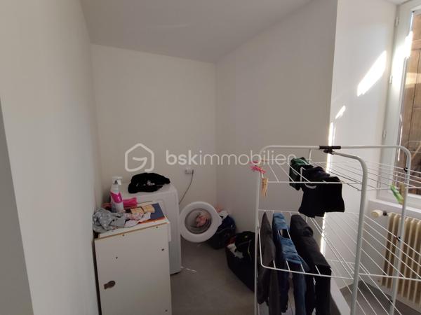 En exclusivité,
À découvrir sur la commune de Paizay-Naudouin, dans un environnement calme et agréable, cette maison familiale entièrement rénovée à l’intérieur offre de beaux volumes et un cadre de vie confortable. 

Caractéristiques principales :
Surface habitable : 150 m²
Terrain clos : 388 m²
8 pièces dont 5 chambres

🏠 Agencement :
Au rez-de-chaussée :

Une cuisine équipée récente (2025)
Un salon / séjour lumineux
Un WC indépendant
Une salle de jeux (ou chambre selon vos besoins)
Un cellier

À l’étage :

5 chambres
Une salle de bain complète avec douche, baignoire et double vasque
🔧 Équipements & prestations :
Huisseries double vitrage PVC
Toiture repassée  en 2022
Assainissement collectif
Chauffage fioul
Deux dépendances à rénover + chai (beau potentiel d’aménagement)

🌿 Extérieurs :
Terrain clos, facile d’entretien
Environnement calme

📍 Localisation :
Située à 10 minutes de Chef-Boutonne et Villefagnan
Cadre rural paisible, idéal pour une famille ou résidence secondaire

💬 Les + :

✔️ Intérieur rénové
✔️ 5 chambres
✔️ Dépendances avec potentiel
✔️ Secteur calme

👉 Une maison idéale pour une famille à la recherche d’espace et de tranquillité !