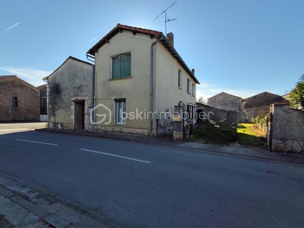 En exclusivité,
À découvrir sur la commune de Paizay-Naudouin, dans un environnement calme et agréable, cette maison familiale entièrement rénovée à l’intérieur offre de beaux volumes et un cadre de vie confortable. 

Caractéristiques principales :
Surface habitable : 150 m²
Terrain clos : 388 m²
8 pièces dont 5 chambres

🏠 Agencement :
Au rez-de-chaussée :

Une cuisine équipée récente (2025)
Un salon / séjour lumineux
Un WC indépendant
Une salle de jeux (ou chambre selon vos besoins)
Un cellier

À l’étage :

5 chambres
Une salle de bain complète avec douche, baignoire et double vasque
🔧 Équipements & prestations :
Huisseries double vitrage PVC
Toiture repassée  en 2022
Assainissement collectif
Chauffage fioul
Deux dépendances à rénover + chai (beau potentiel d’aménagement)

🌿 Extérieurs :
Terrain clos, facile d’entretien
Environnement calme

📍 Localisation :
Située à 10 minutes de Chef-Boutonne et Villefagnan
Cadre rural paisible, idéal pour une famille ou résidence secondaire

💬 Les + :

✔️ Intérieur rénové
✔️ 5 chambres
✔️ Dépendances avec potentiel
✔️ Secteur calme

👉 Une maison idéale pour une famille à la recherche d’espace et de tranquillité !